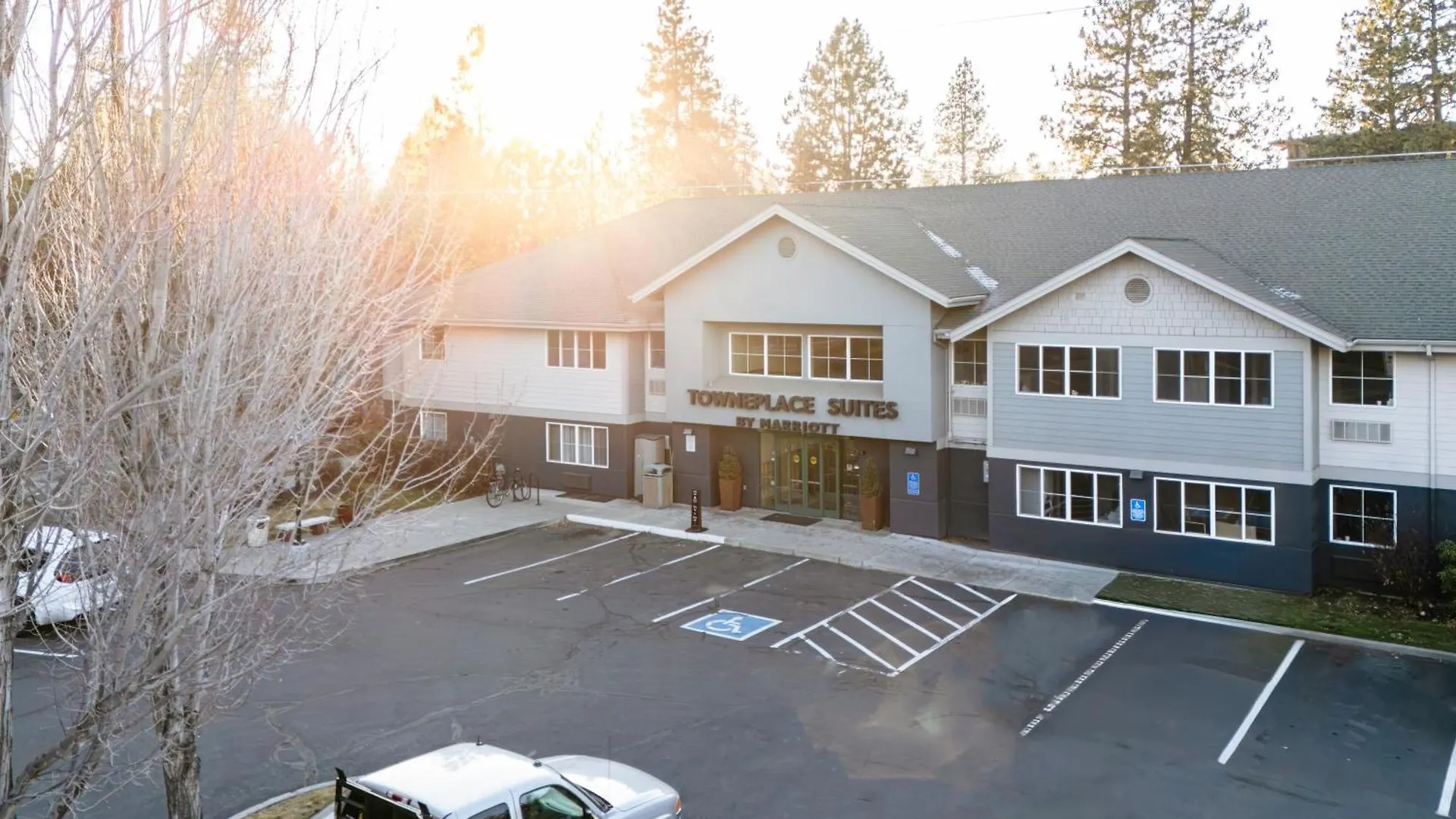 4 Affordable Hotels Close to Hollinshead Park in Bend