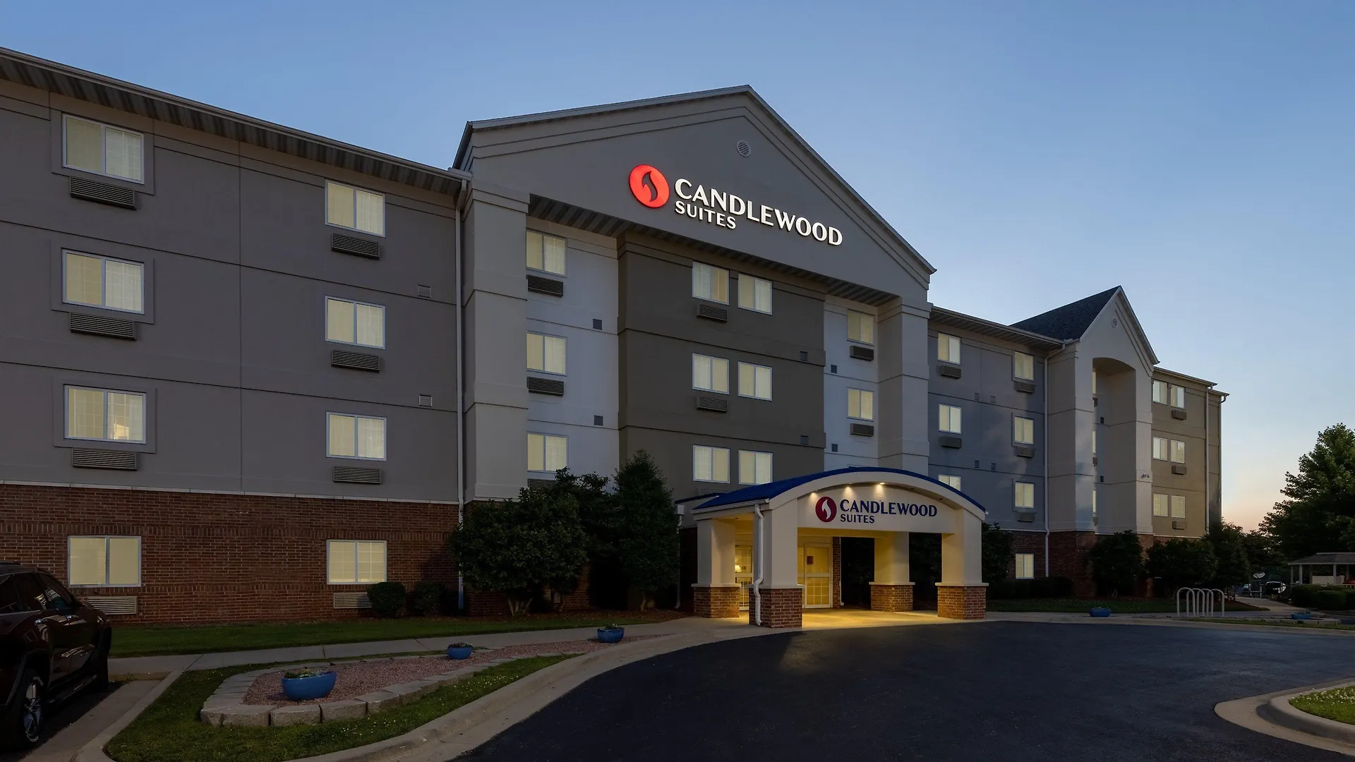 4 Smart Business Hotels Near Lester E Cox Medical Centers Worth Booking