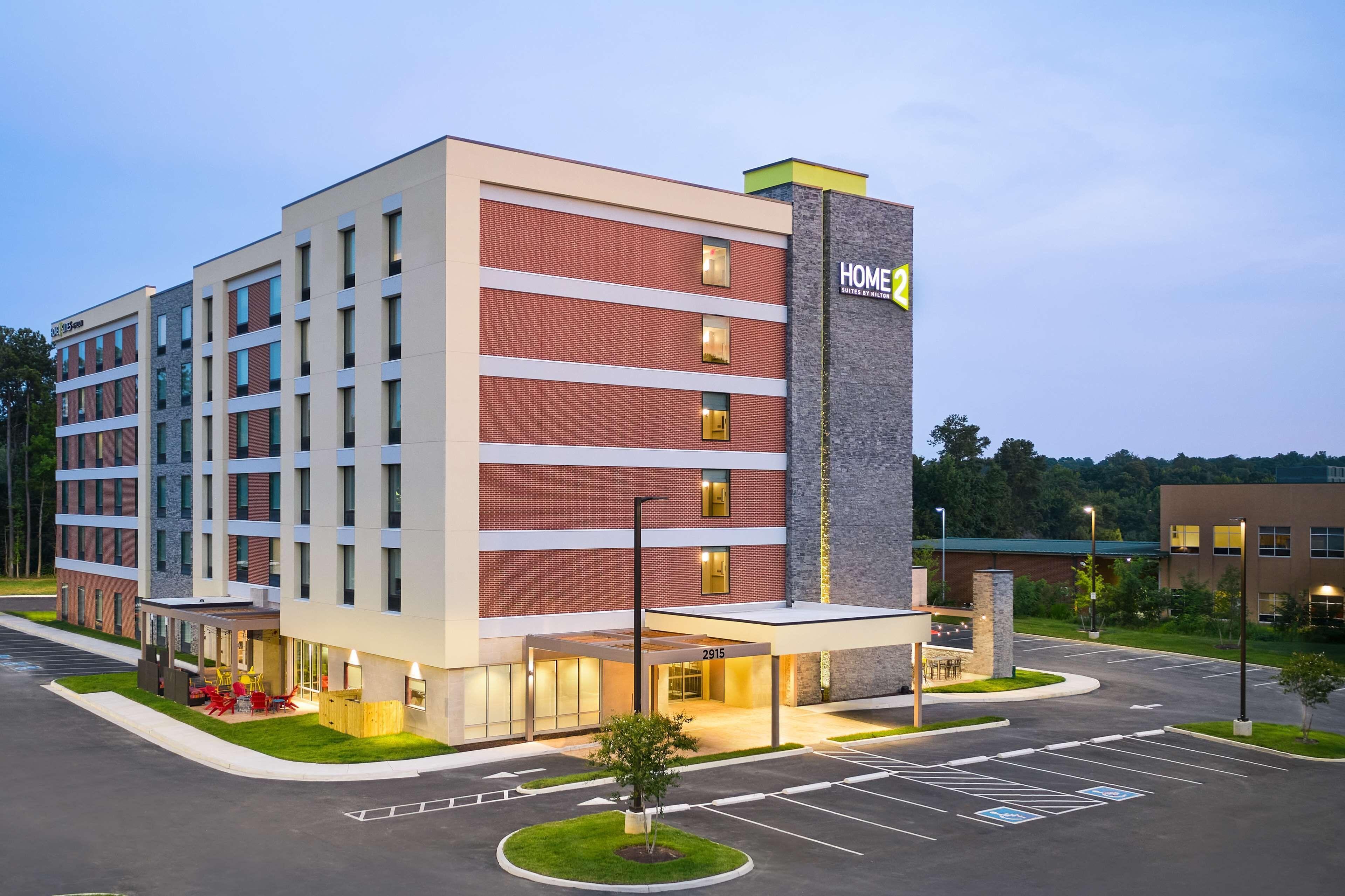 5 Business Hotels Near Hollywood Cemetery Worth Booking