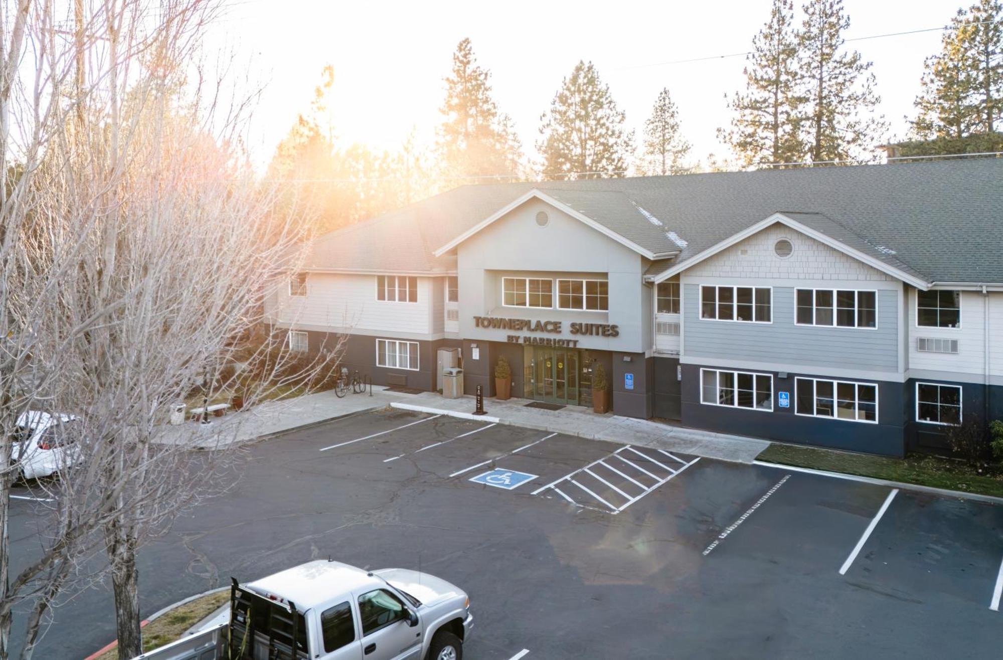 4 Affordable Hotels Close to Hollinshead Park in Bend