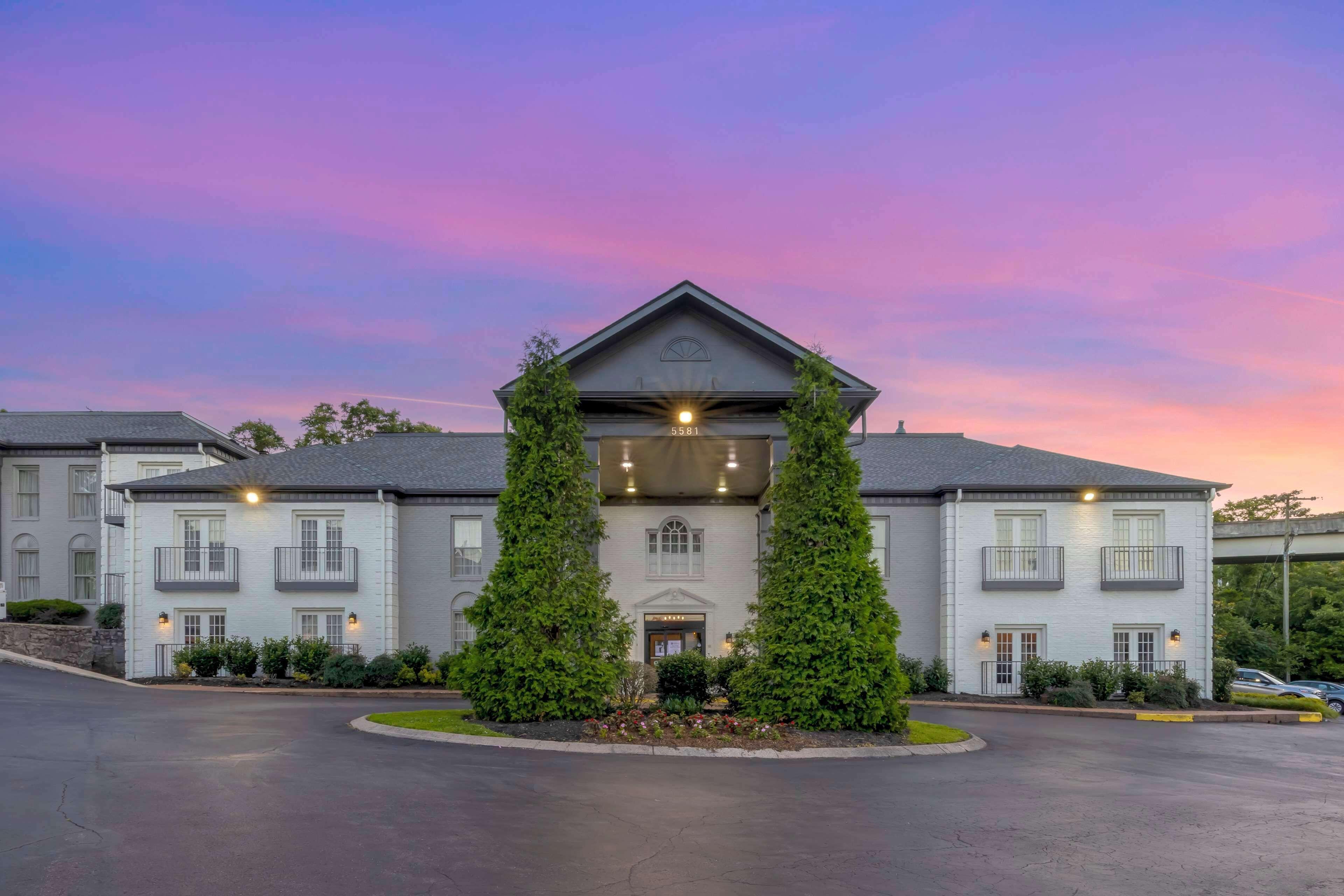 Where to Stay Near Travellers Rest: 4 Business Hotels